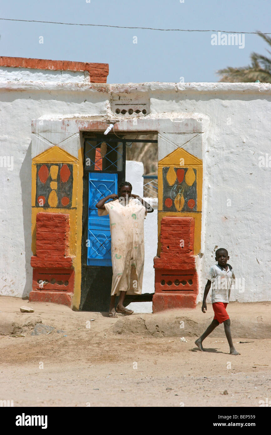 Porte de maison coloré décoré dans un village nubien sur le Nil, au Soudan, en Afrique du Nord Banque D'Images