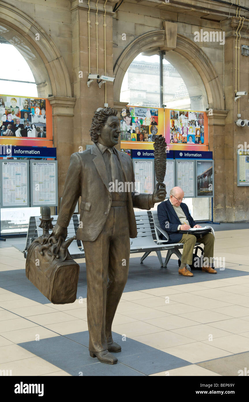 Statue de comédien Ken Dodd à Liverpool Lime Street Station Banque D'Images