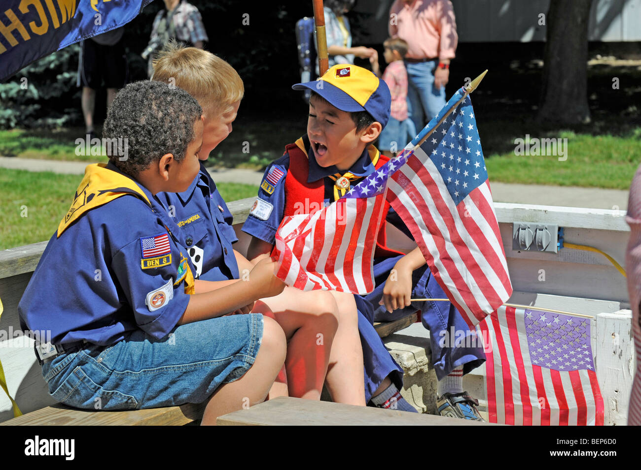 Cub Scout dans défilé patriotique Banque D'Images