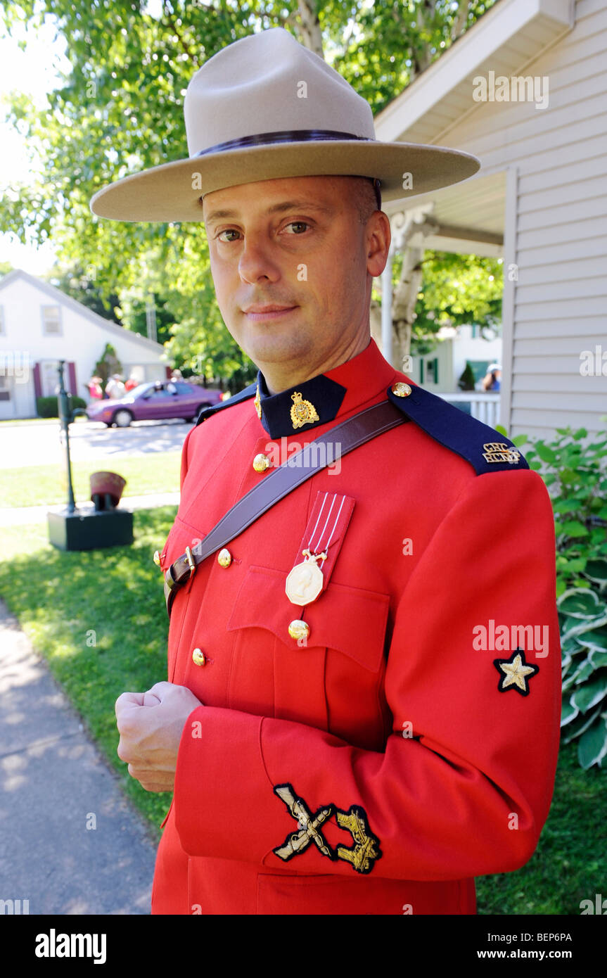 Les gendarmes en uniforme de parade patriotique Banque D'Images