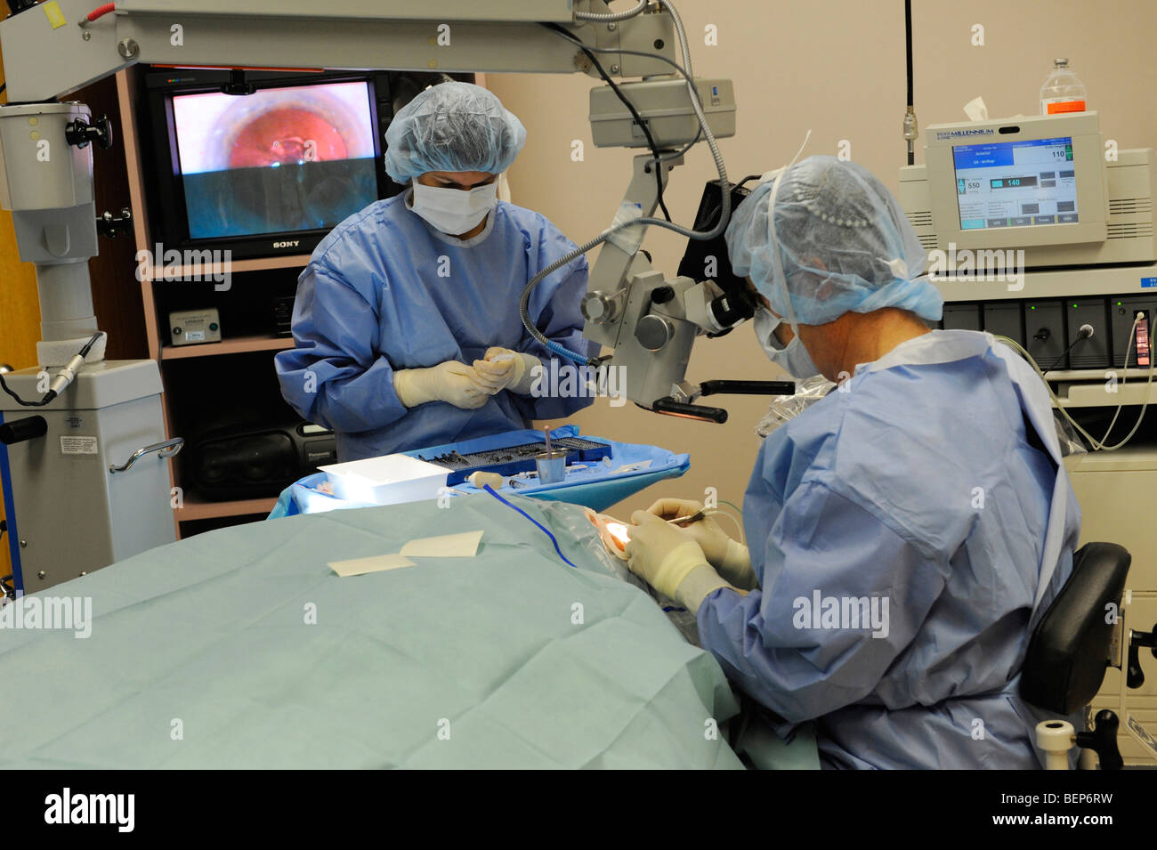 Mâle adulte se préparer et subit une crystalens implant oculaire pour l'extraction de la cataracte Banque D'Images