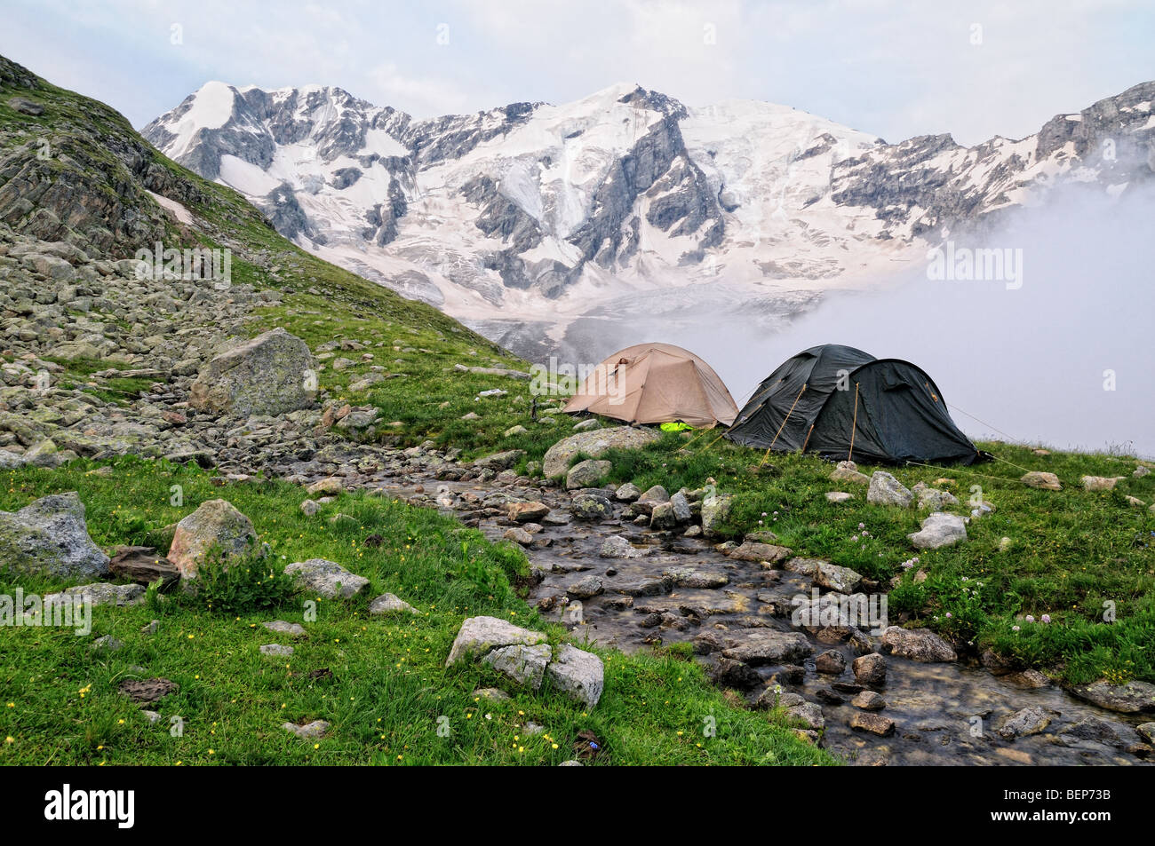 Camp des Voyageurs sous Aktyube pass. Caucase de l'Ouest. République d'Karachaevo-Cherkessiya. La Russie Banque D'Images