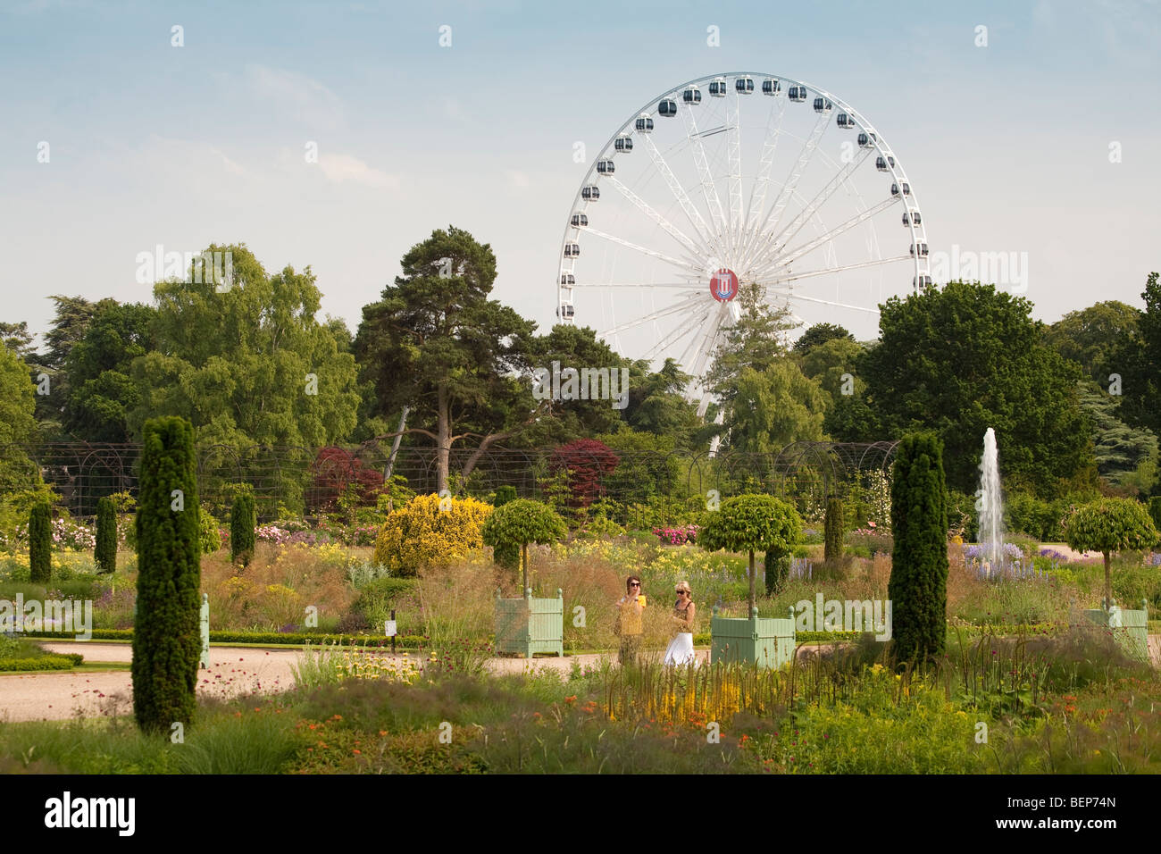 Recherche à travers le jardin italien vers la grande roue à Trentham Gardens, Stoke on Trent, Staffordshire Banque D'Images