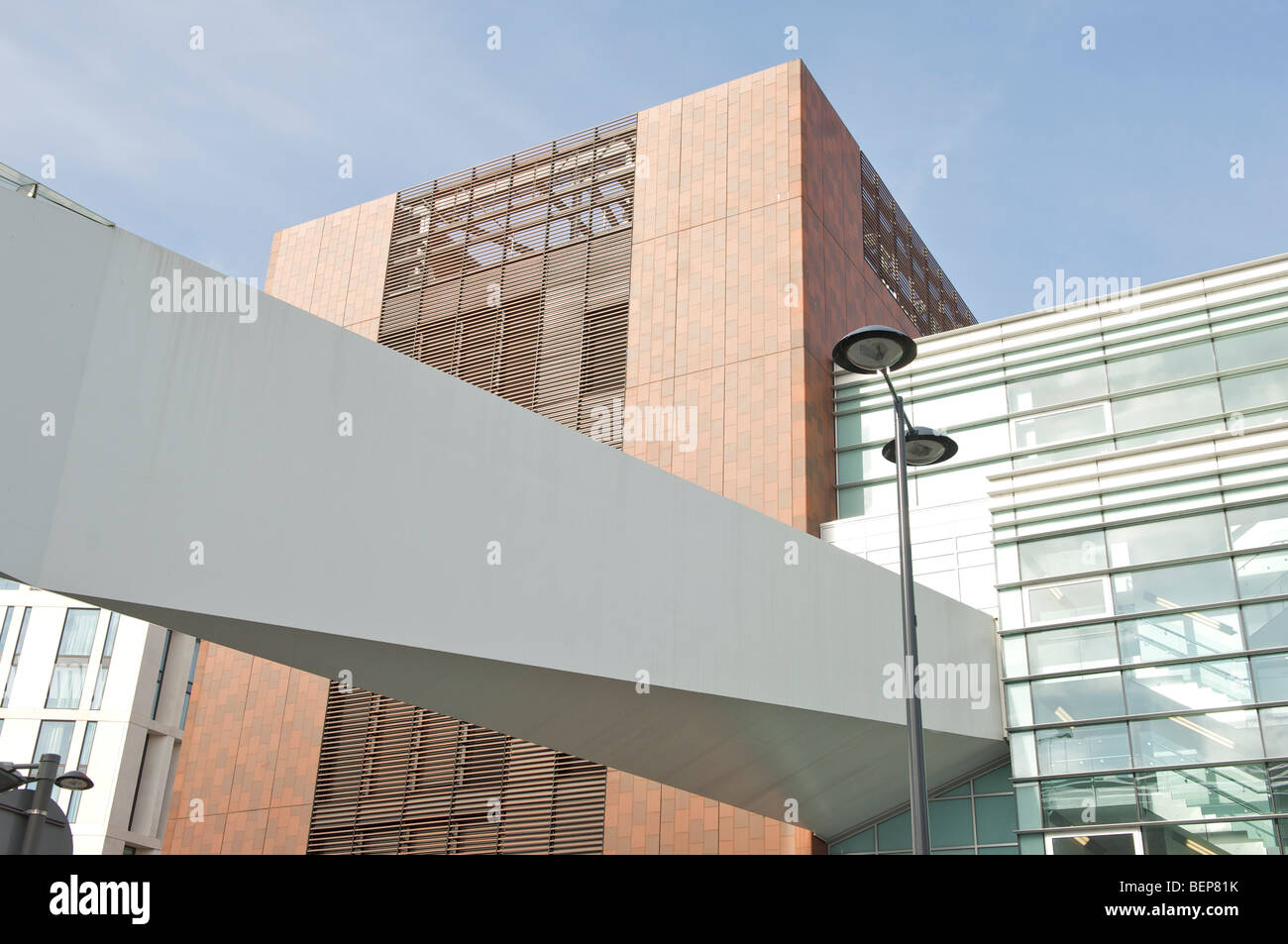 Passerelle entre les bâtiments dans le centre-ville de Liverpool Banque D'Images