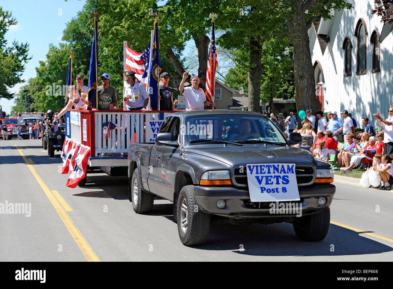 Les anciens combattants du Vietnam en Jeep dans défilé patriotique Banque D'Images