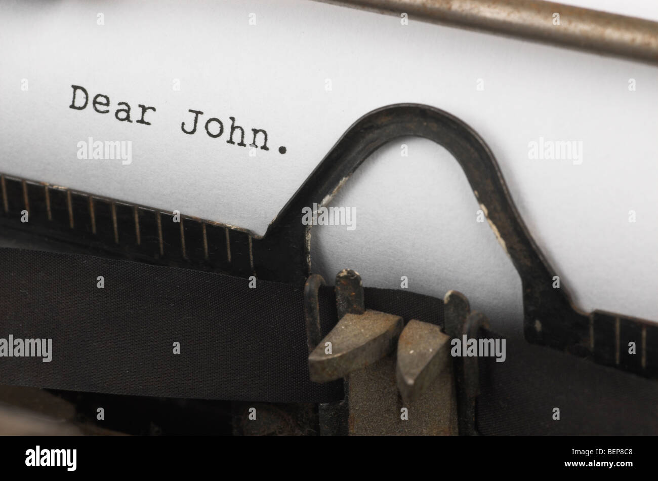 Vieille machine à écrire avec le texte 'Cher John' Banque D'Images