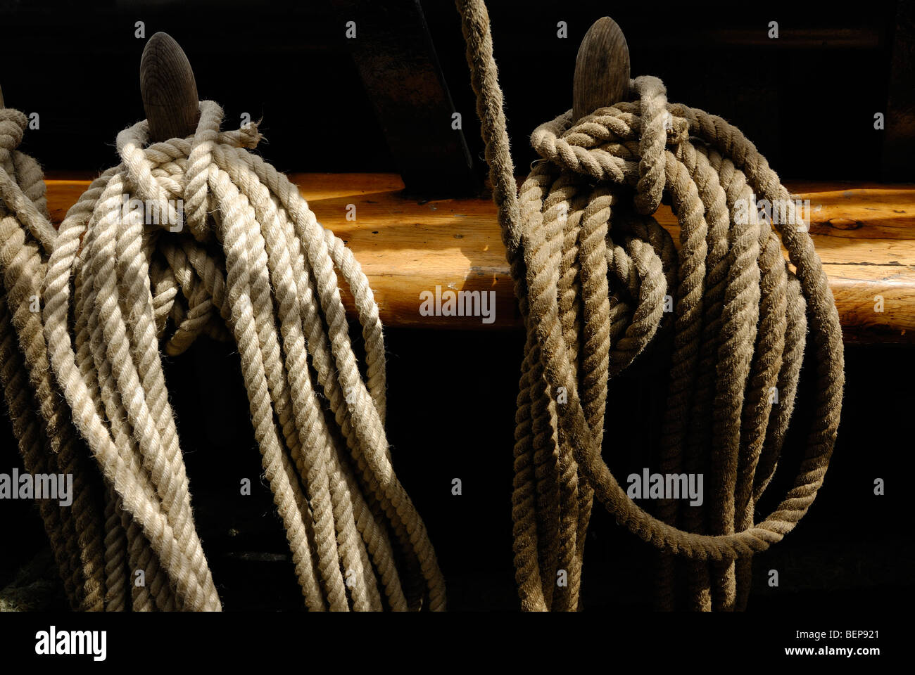 Rouleaux de corde sur le gréement du navire à voile Banque D'Images