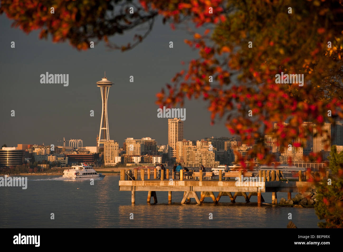 Une belle journée d'automne on aime la ville de Seattle et la tour Space Needle à plus de Elliott Bay de Alki Beach. Banque D'Images