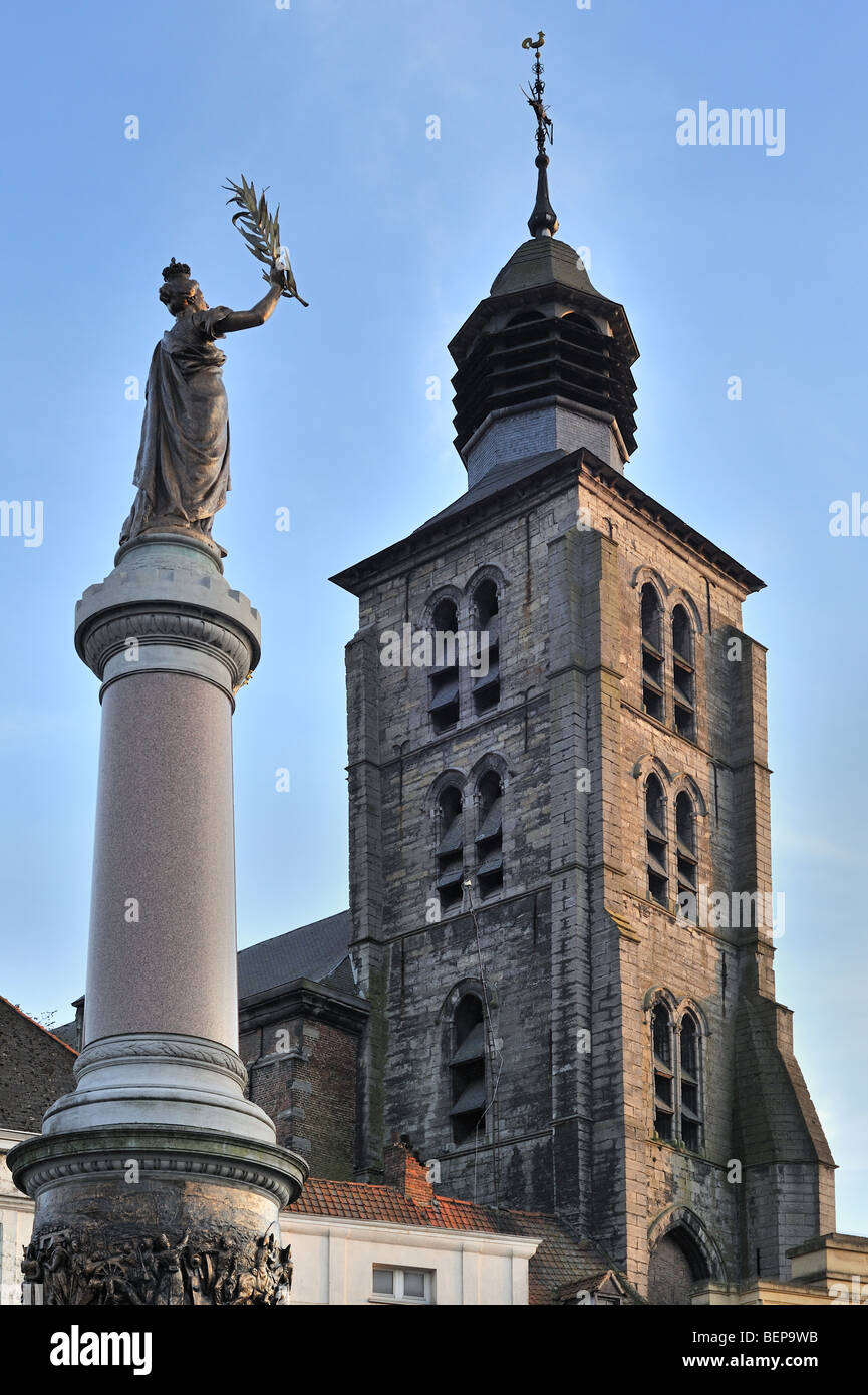 L'ancienne église abbatiale Sainte Marguerite et le monument français de 1897, à la Place de Lille, Tournai, Belgique Banque D'Images