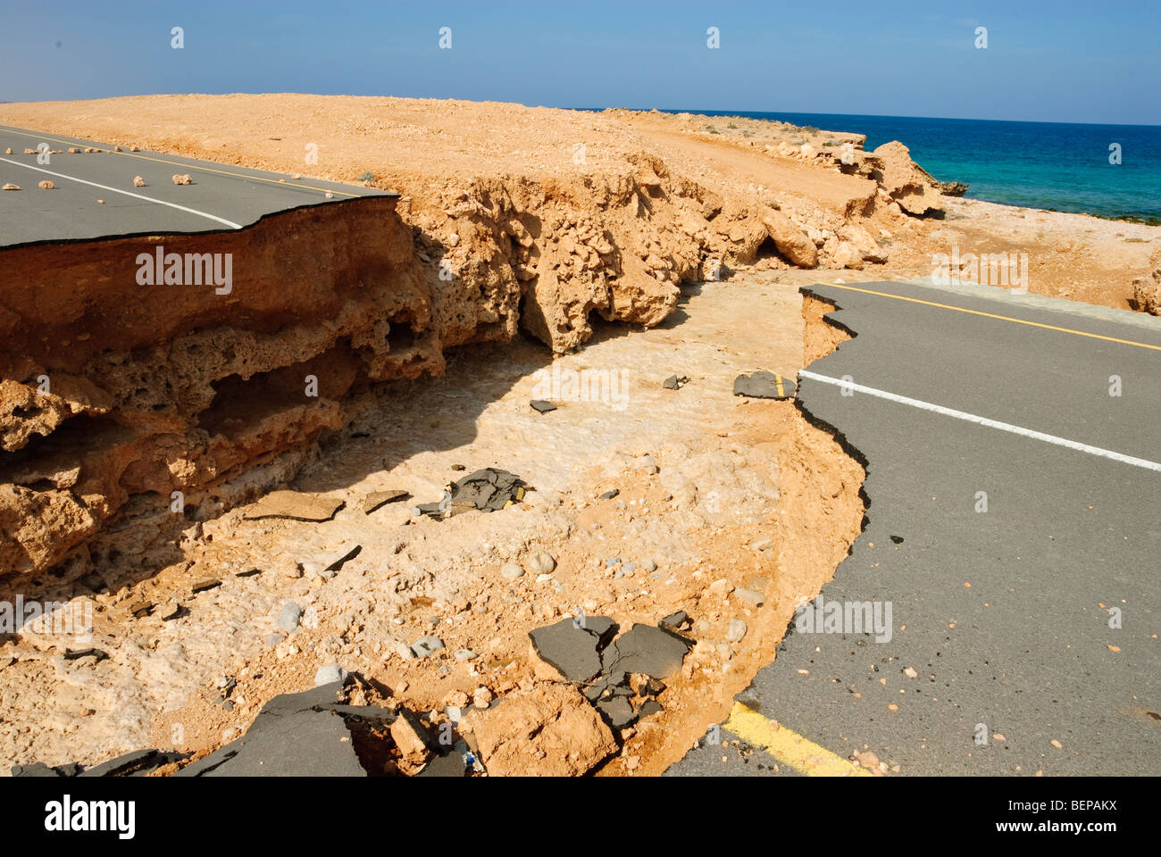 L'effondrement de la route en raison d'inondations, le nord de l'Oman Banque D'Images