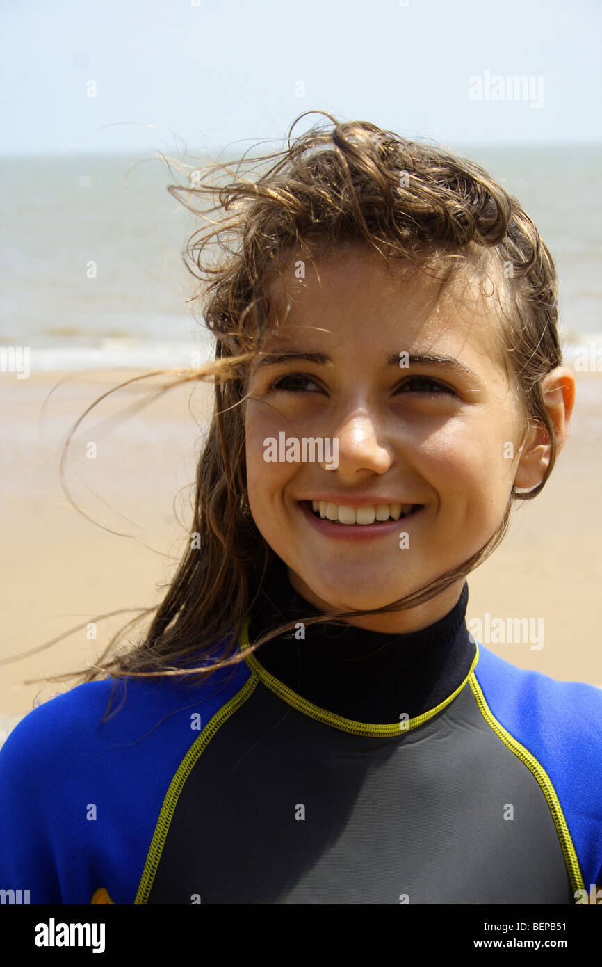 Belle jeune fille dans un wet-suit avec sun-cheveux abîmés Banque D'Images