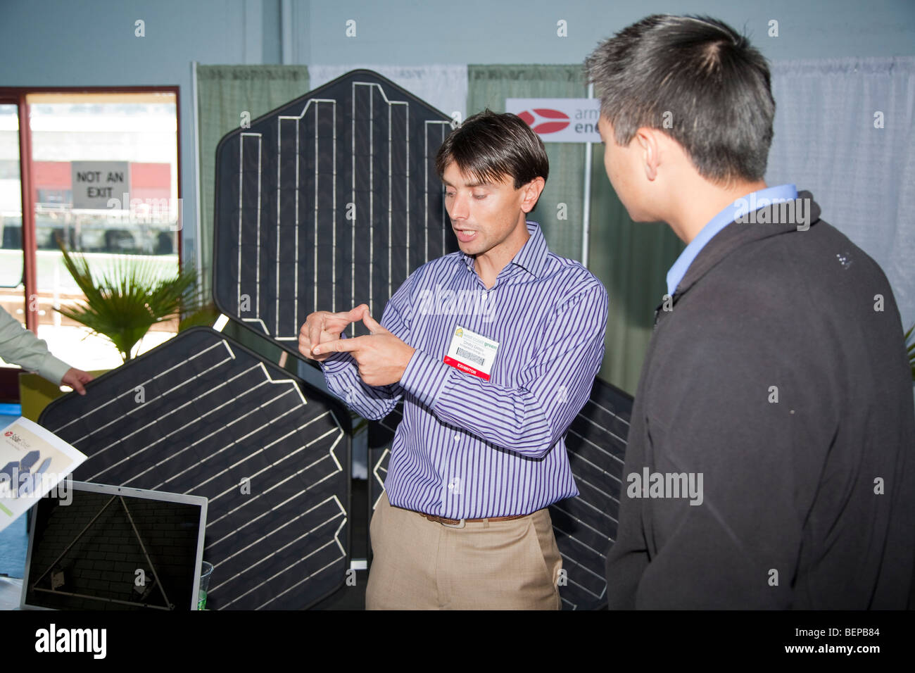 Dmitry Dimov Co-fondateur et directeur de l'Armageddon Energy, Inc. traite de leur SolarClover système panneau solaire sur le toit. Banque D'Images