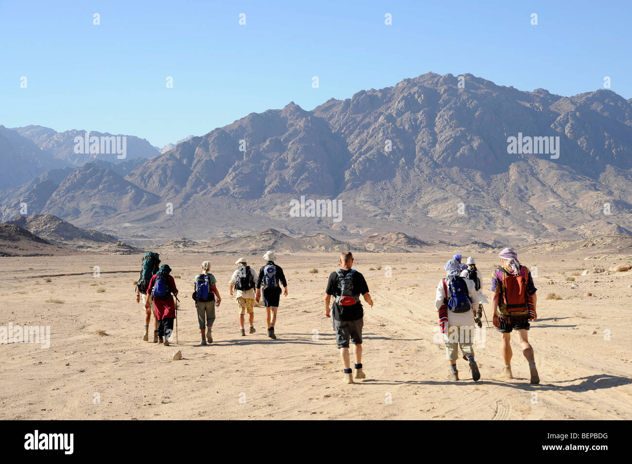 Un groupe de personnes à pied dans le désert du Sinaï vers le mont Sinaï Banque D'Images