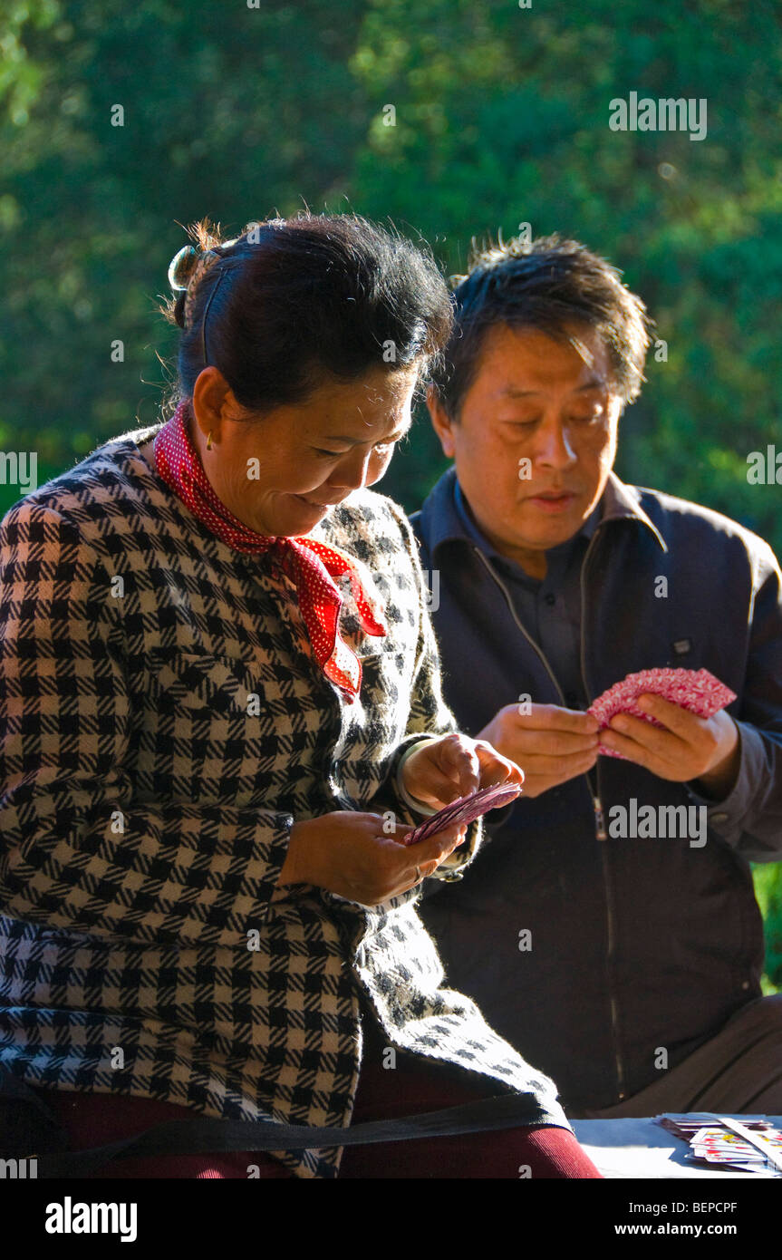 Les gens jouent aux cartes Beijing Chine Banque D'Images