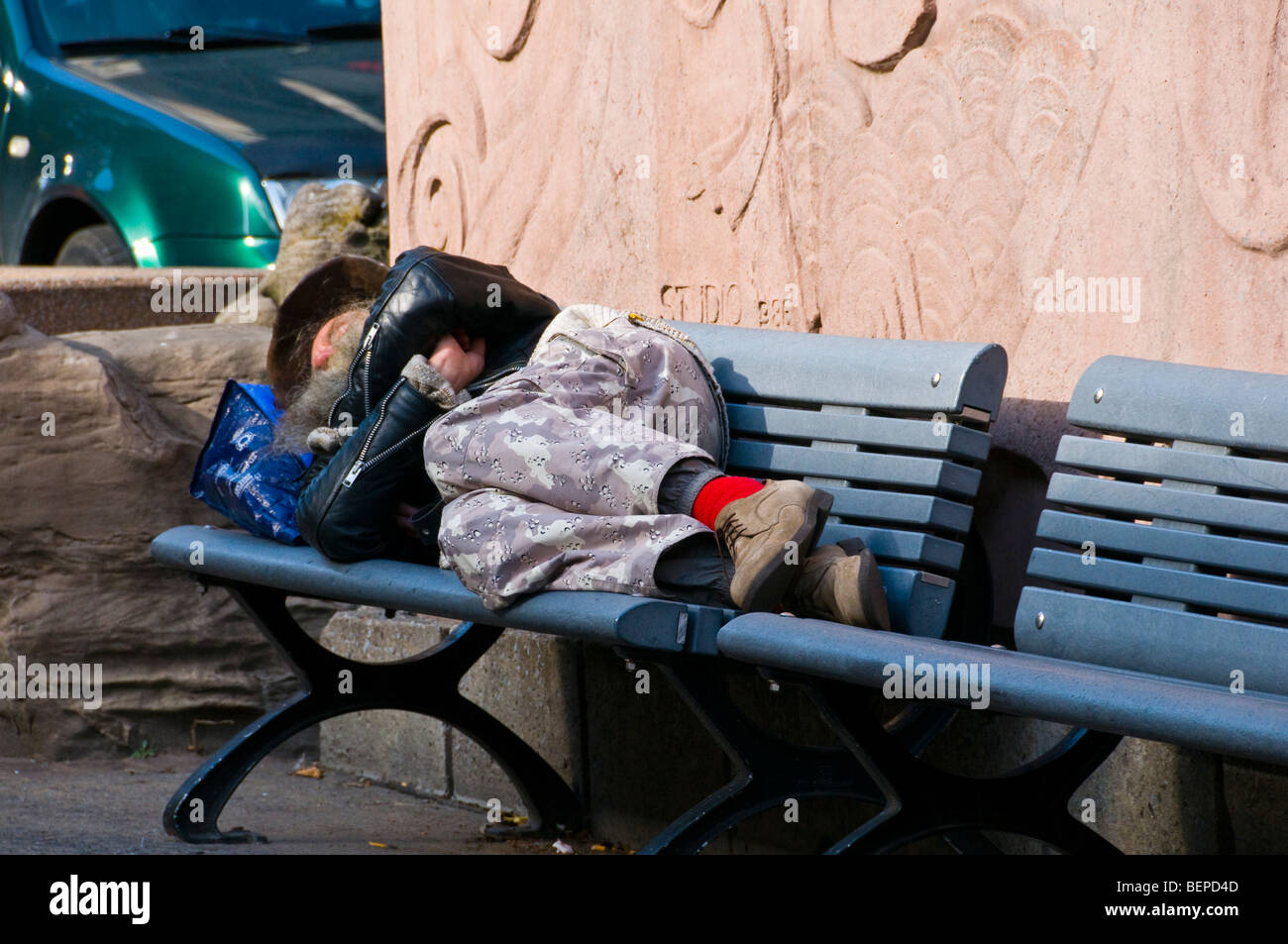 Personne sans-abri dormant sur un banc Montréal Canada Banque D'Images