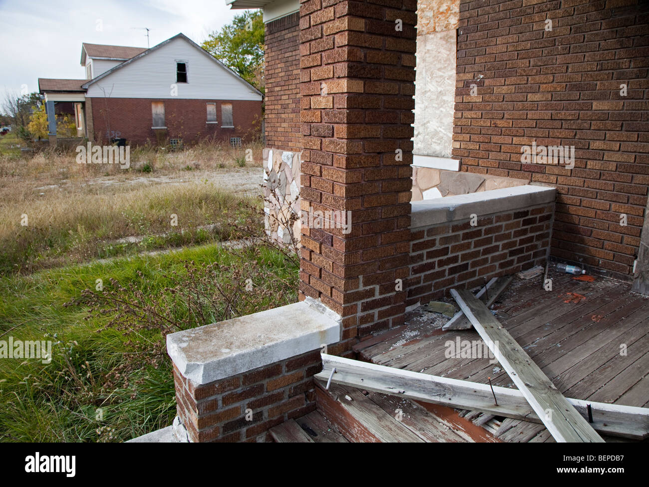 Detroit, Michigan - Terrains vacants et maisons abandonnées sur le côté est de la ville. Banque D'Images