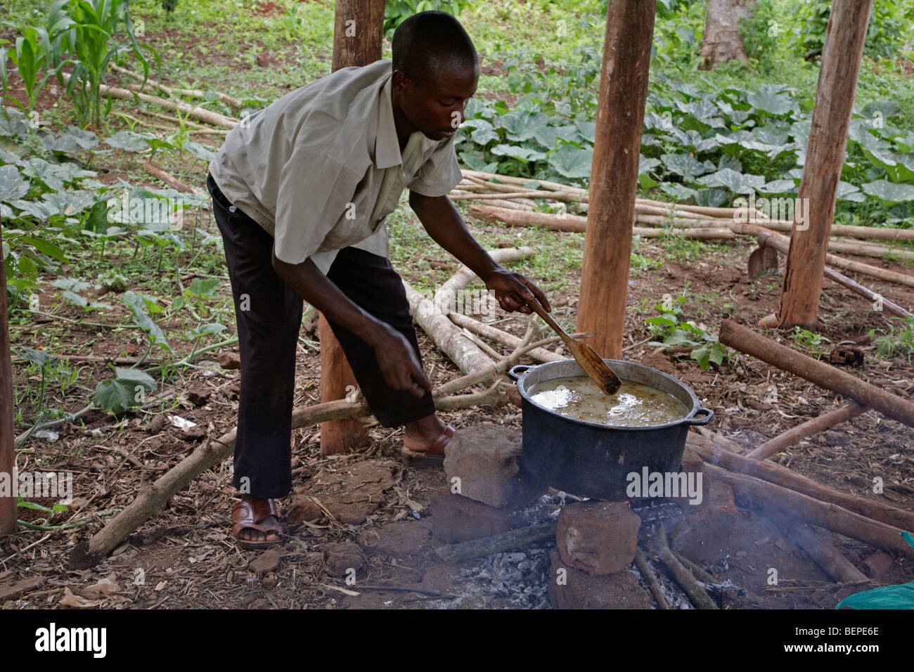 L'Ouganda la cuisson sur un feu ouvert, Kayunga District. PHOTO par SEAN SPRAGUE Banque D'Images
