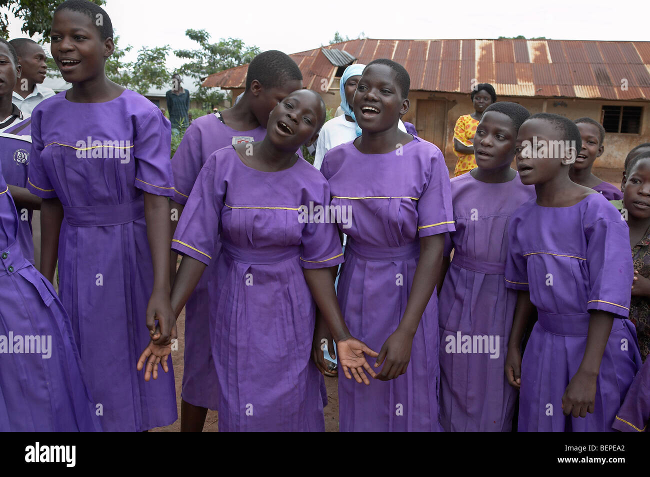 L'OUGANDA Le Kyayaaye dans l'école primaire catholique du district de Kayunga. Les enfants chantent. PHOTO par SEAN SPRAGUE Banque D'Images