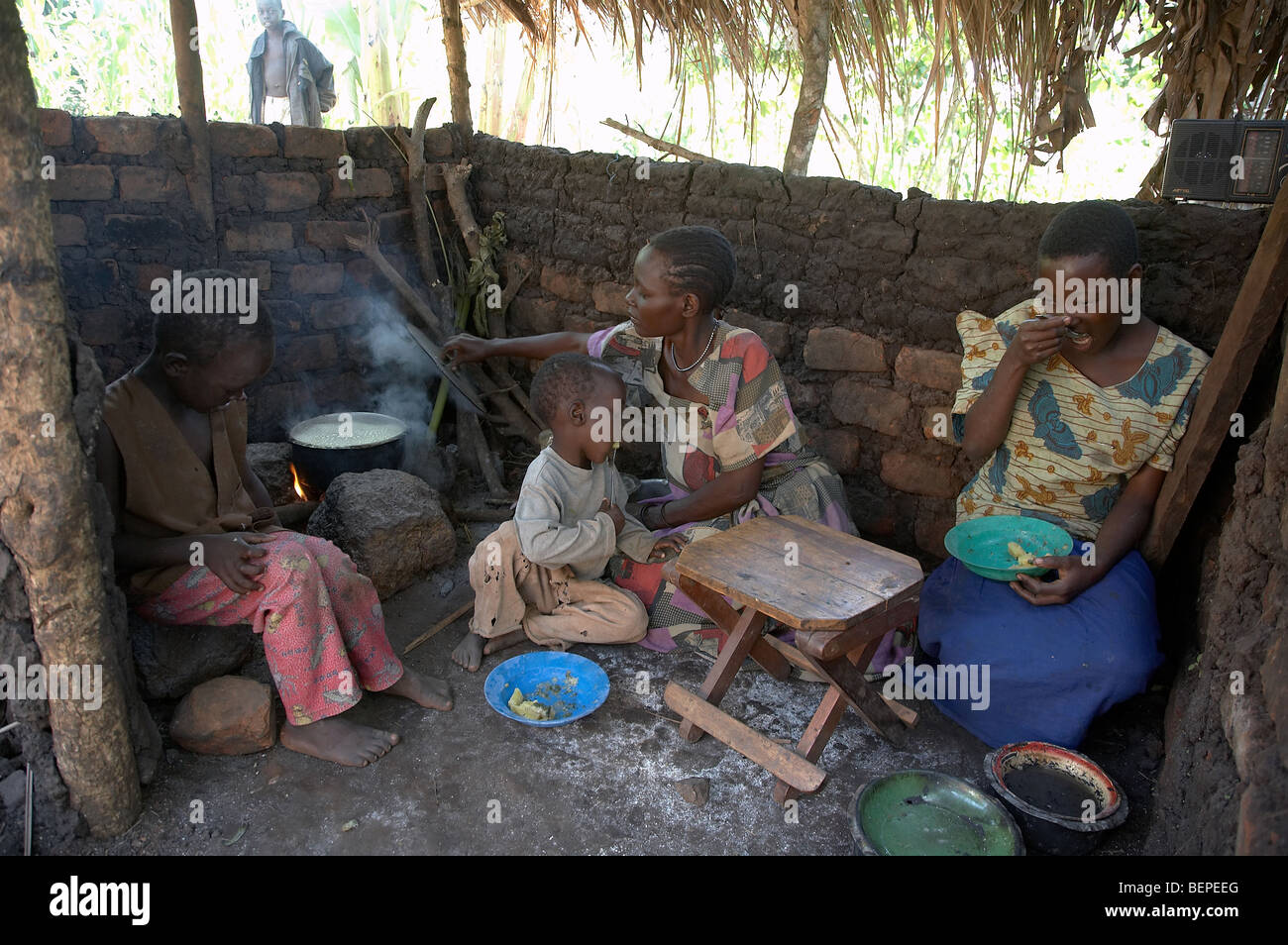 Ouganda : la cuisson à feu ouvert. Banque D'Images