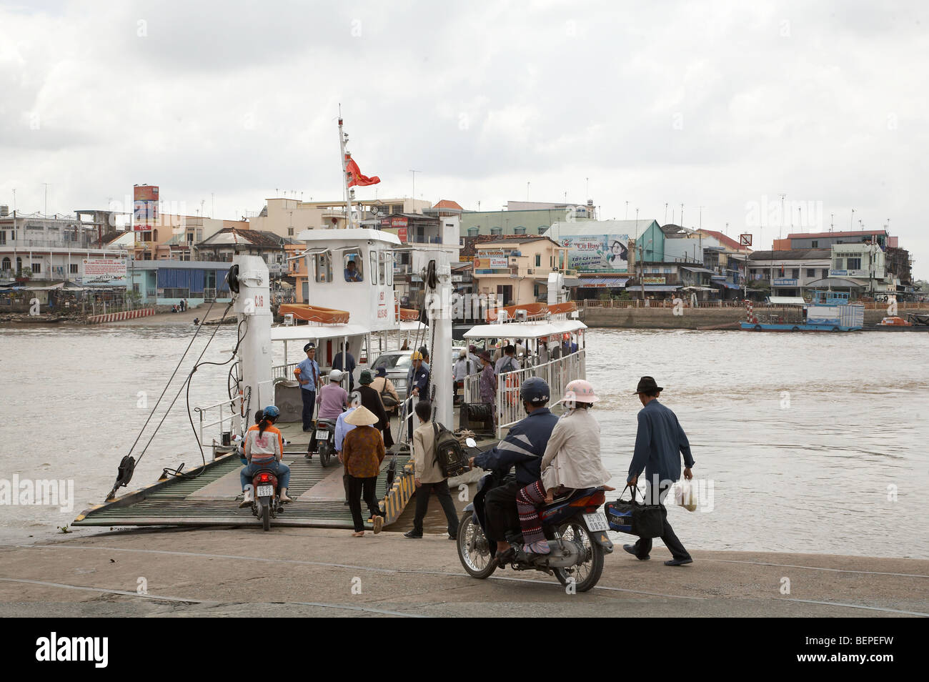 Scène du Vietnam dans la région de Vinh Long à la river. Traversier pour véhicules et passagers. photo par Sean SPRAGUE Banque D'Images