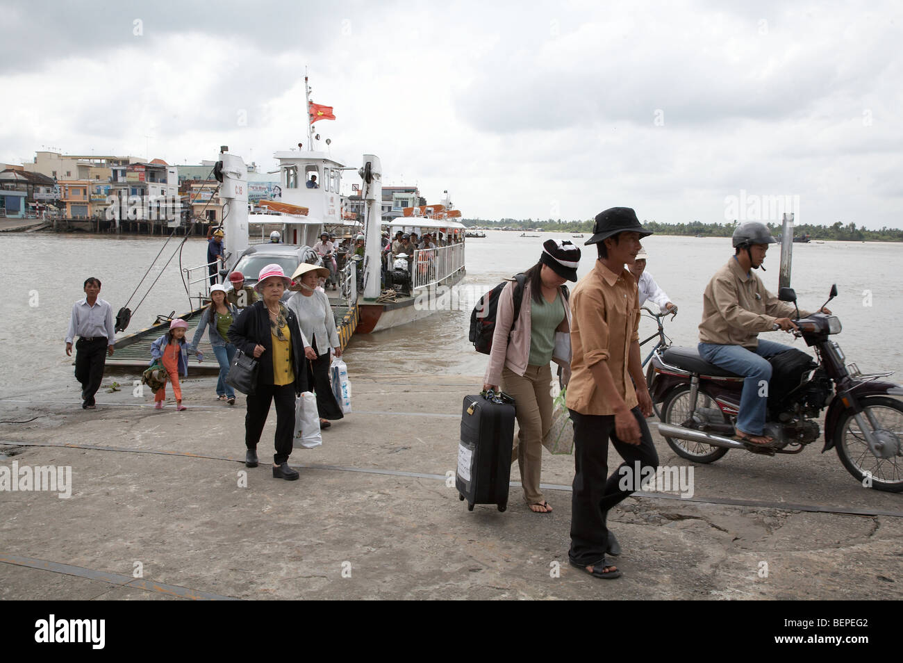 Scène du Vietnam dans la région de Vinh Long à la river. Traversier pour véhicules et passagers. photo par Sean SPRAGUE Banque D'Images