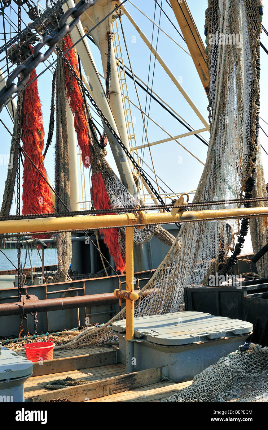 Dragues à bord du bateau de pêche chalutier dans le port de Oudeschild, Texel, Pays-Bas Banque D'Images