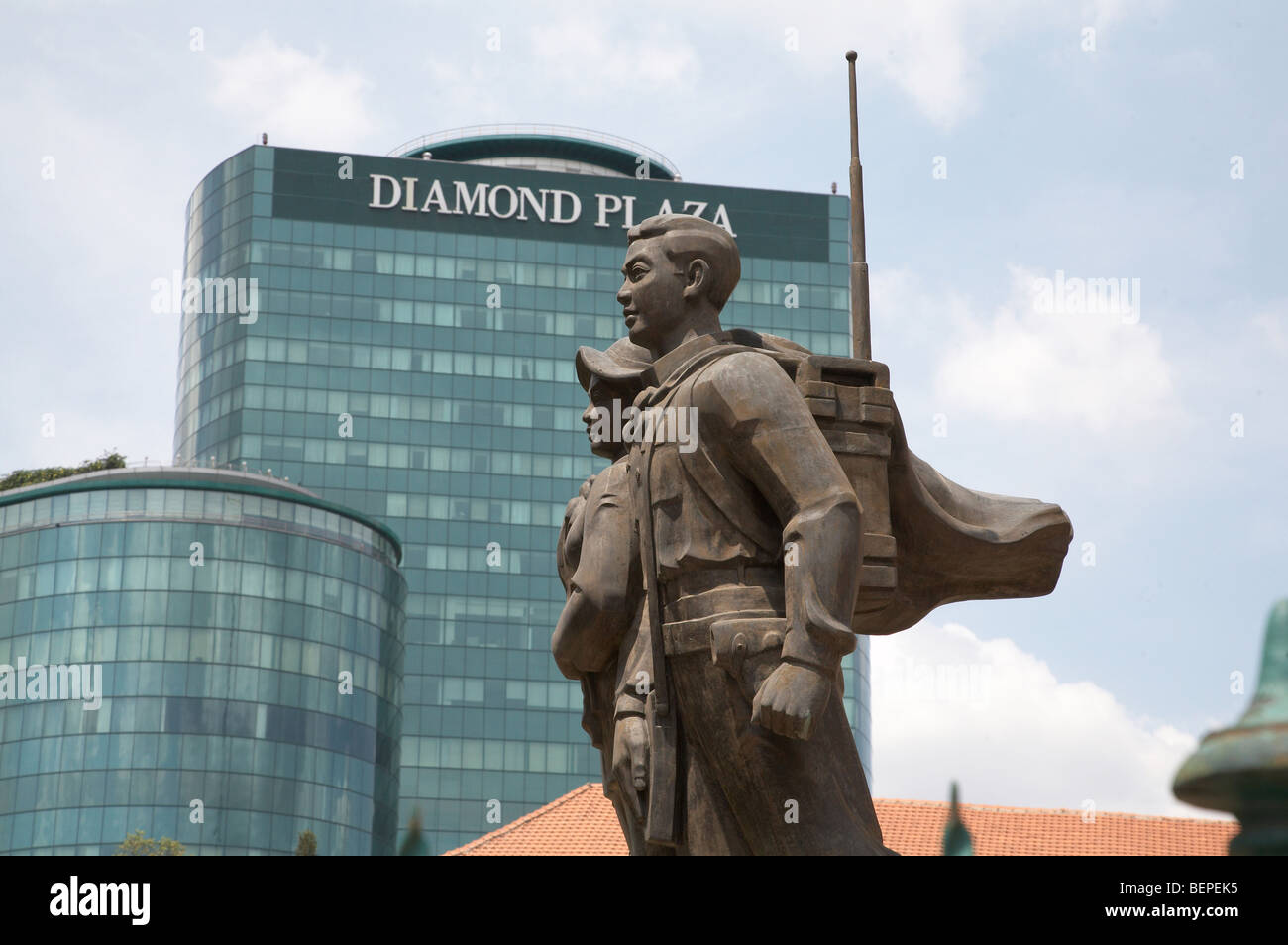 VIETNAM Saigon paysage montrant ère communiste des statues et immeuble de bureaux modernes. photo : Sean Sprague 2008 Banque D'Images