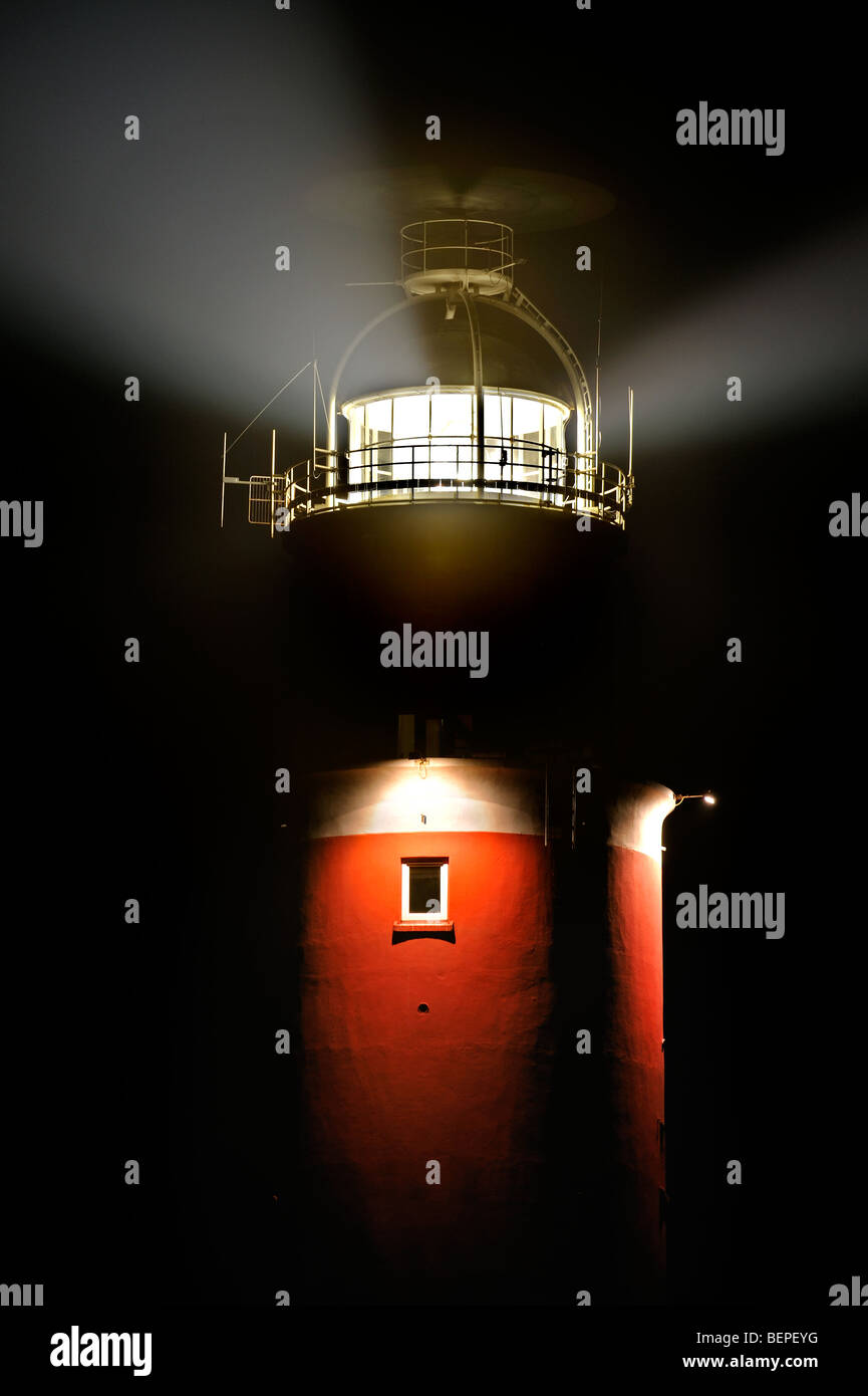Les faisceaux lumineux de la lanterne du phare de Cocksdorp Eierland de nuit, Texel, Pays-Bas Banque D'Images