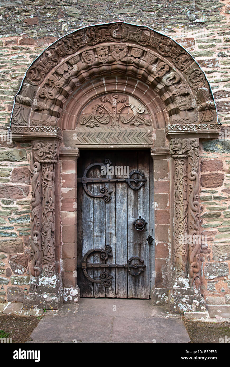 La porte sud sculpté de l'église paroissiale de St Mary et St David Kilpeck Herefordshire Angleterre UK Banque D'Images