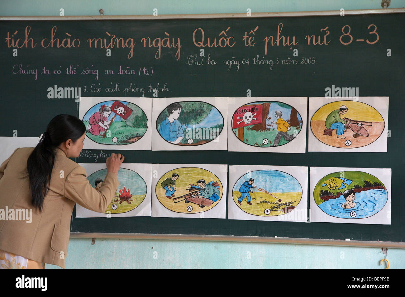 VVIETNAM ou mines bombe non explosée programme de sensibilisation aux risques en Tan Hop école primaire dans la province de Quang Tri. Banque D'Images