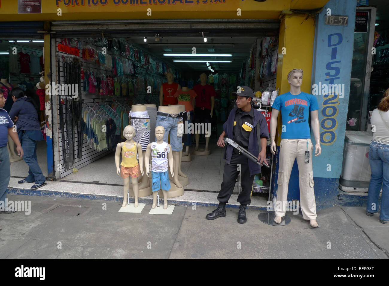 GUATEMALA garde armée à l'extérieur de magasin de vêtements dans la ville de Guatemala. PHOTO par SEAN SPRAGUE 2009 Banque D'Images