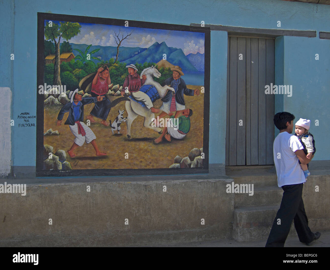 GUATEMALA San Juan La Laguna. Fresque murale représentant le mode de vie maya. Homme portant bébé. PHOTO PAR SEAN SPRAGUE 2009 Banque D'Images