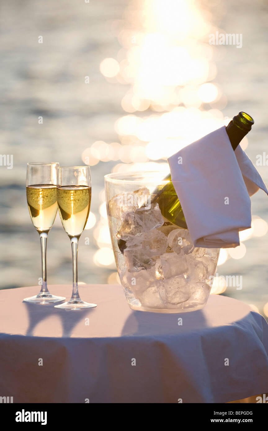 Deux verres de champagne au coucher du soleil Banque D'Images