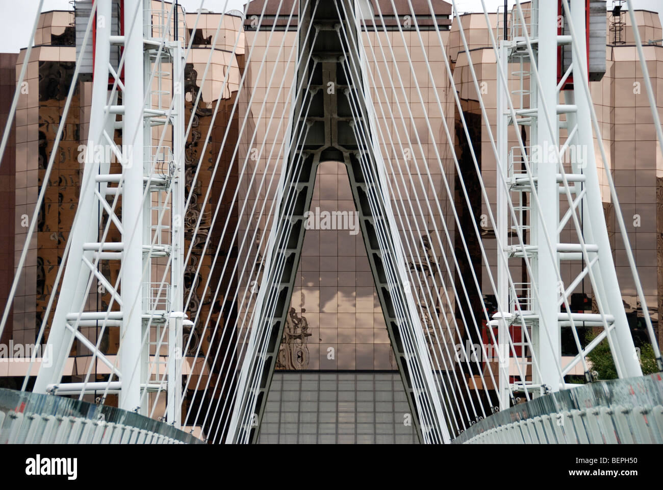 Le Lowry Bridge et à proximité office building, Salford Quays, Manchester, Angleterre, RU Banque D'Images