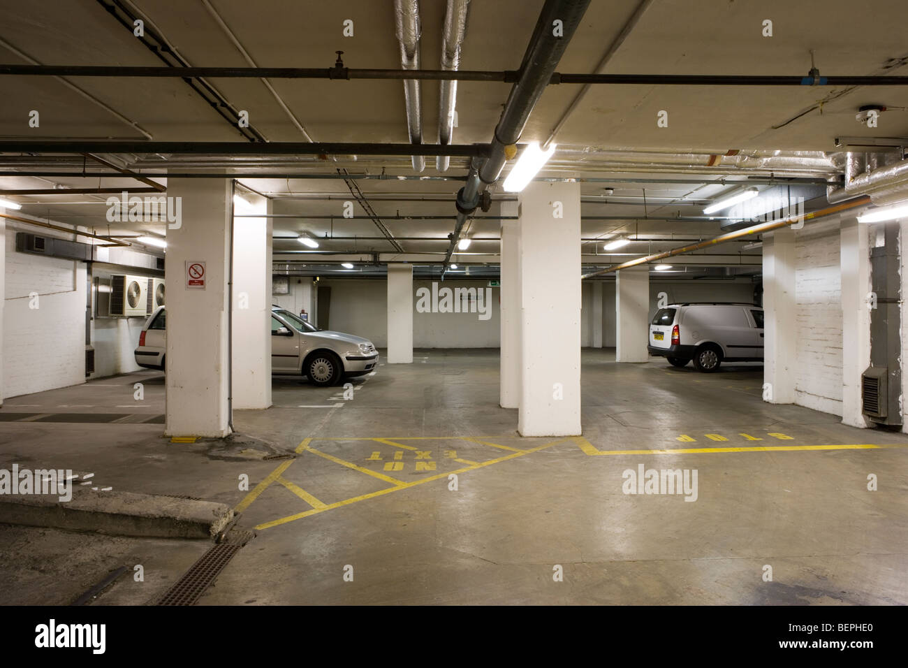 Parking souterrain dans la ville de Londres en Angleterre Photo Stock -  Alamy