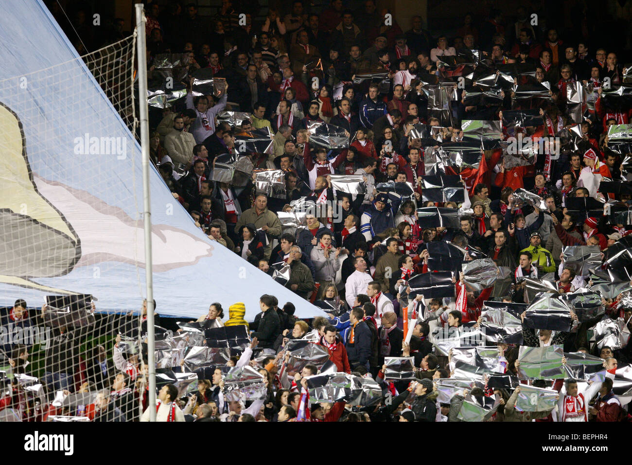 Sevilla FC fans faire un tifo. Prises au cours de la derby de football entre le FC Séville et le Real Valladolid c.f. qui ont eu lieu dans Banque D'Images