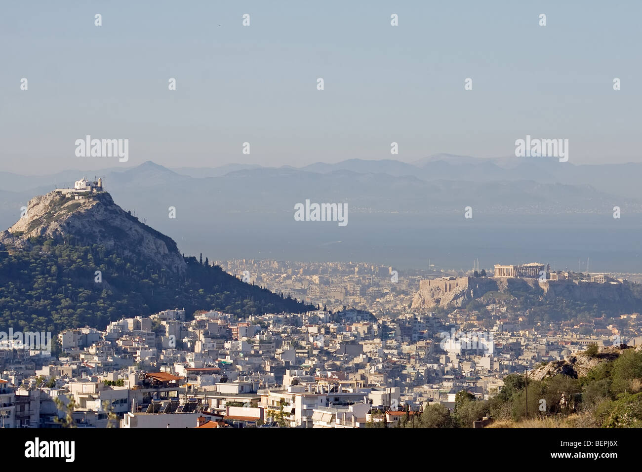 La colline du Lycabette, la colline de l'Acropole, et une partie de la ville d'Athènes, Grèce Banque D'Images