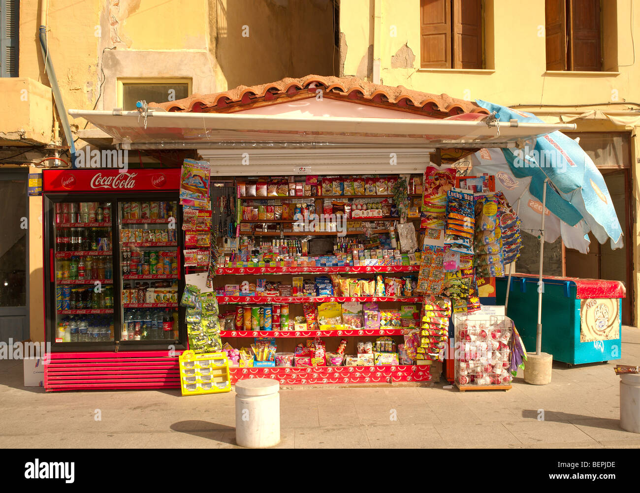 Kiosque de la rue typique des cigarettes bonbons boissons froides Rethymnon Crète Grèce Banque D'Images