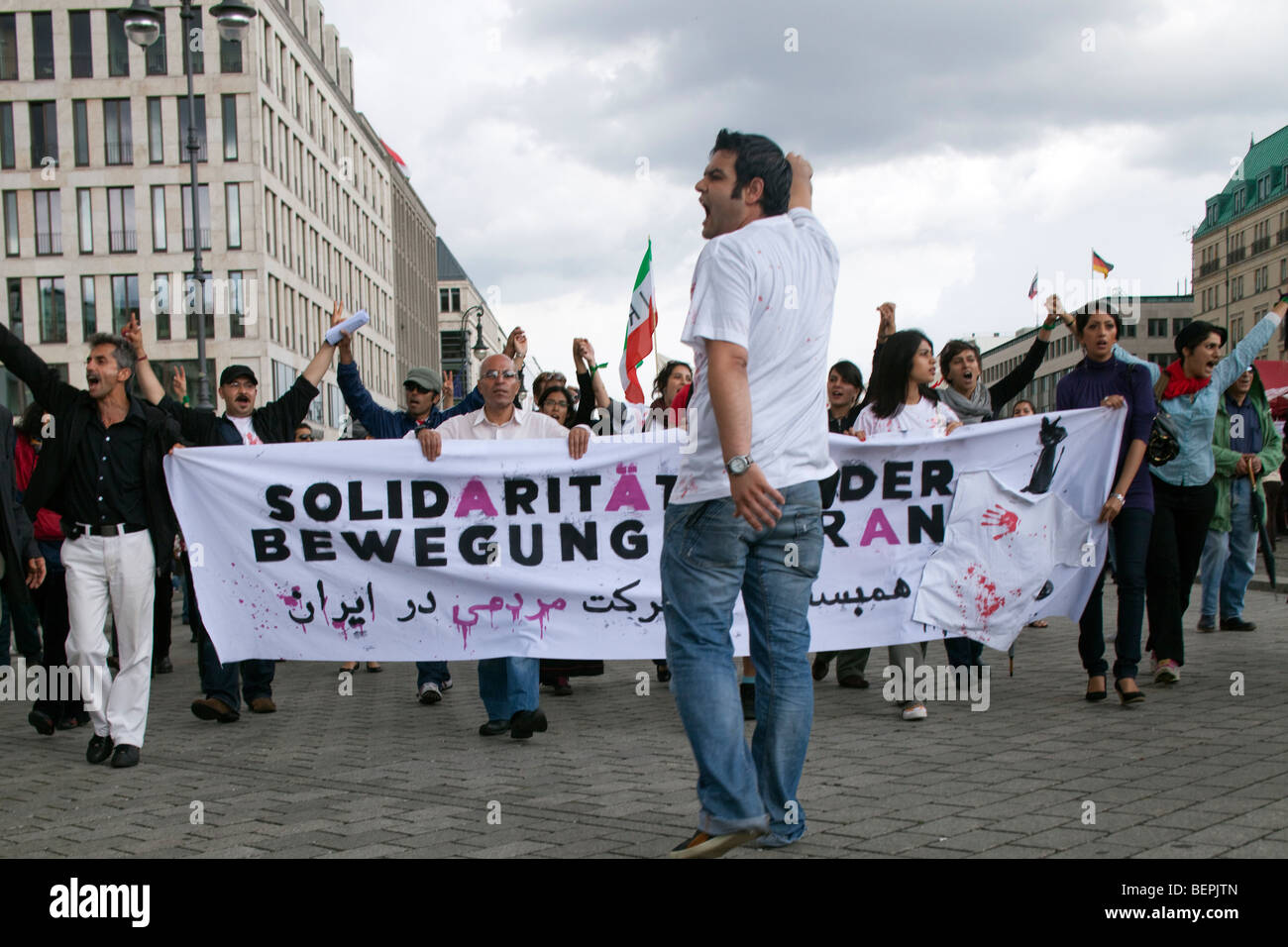 Oppositors iranien pour protester contre le gouvernement Islamique et exigeant la démocratie en Iran, porte Branderburg, Berlin, Allemagne Banque D'Images