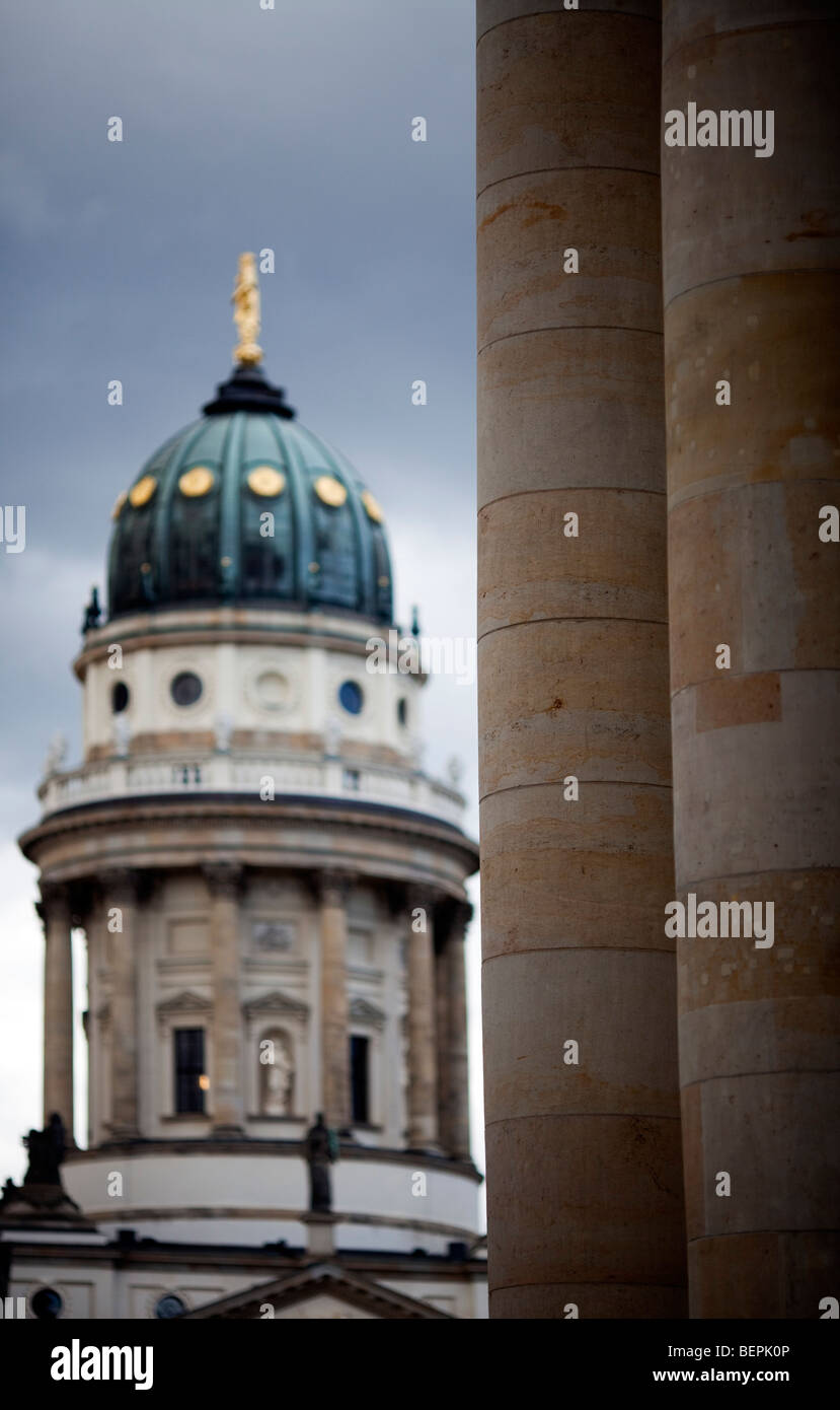 Konzerthaus colonnes et la cathédrale allemande (Deutsche Dom) sur l'arrière-plan, la place Gendarmenmarkt, Berlin, Allemagne Banque D'Images