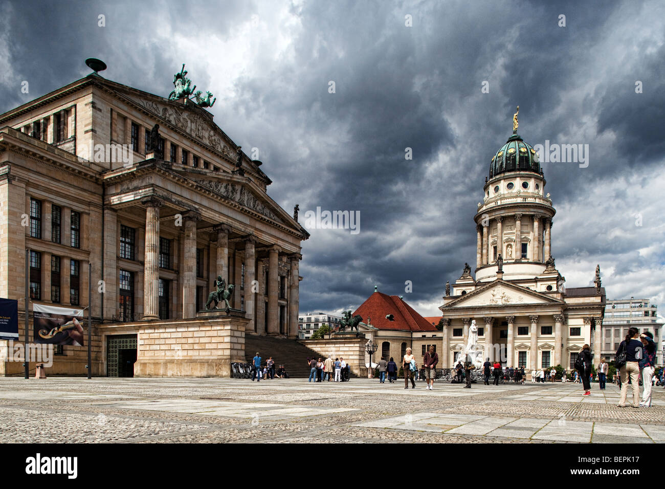 Le Konzerthaus (à gauche) et la cathédrale française (Franz sische Dom, à droite), sur la place de Gendarmenmarkt, Berlin, Allemagne Banque D'Images