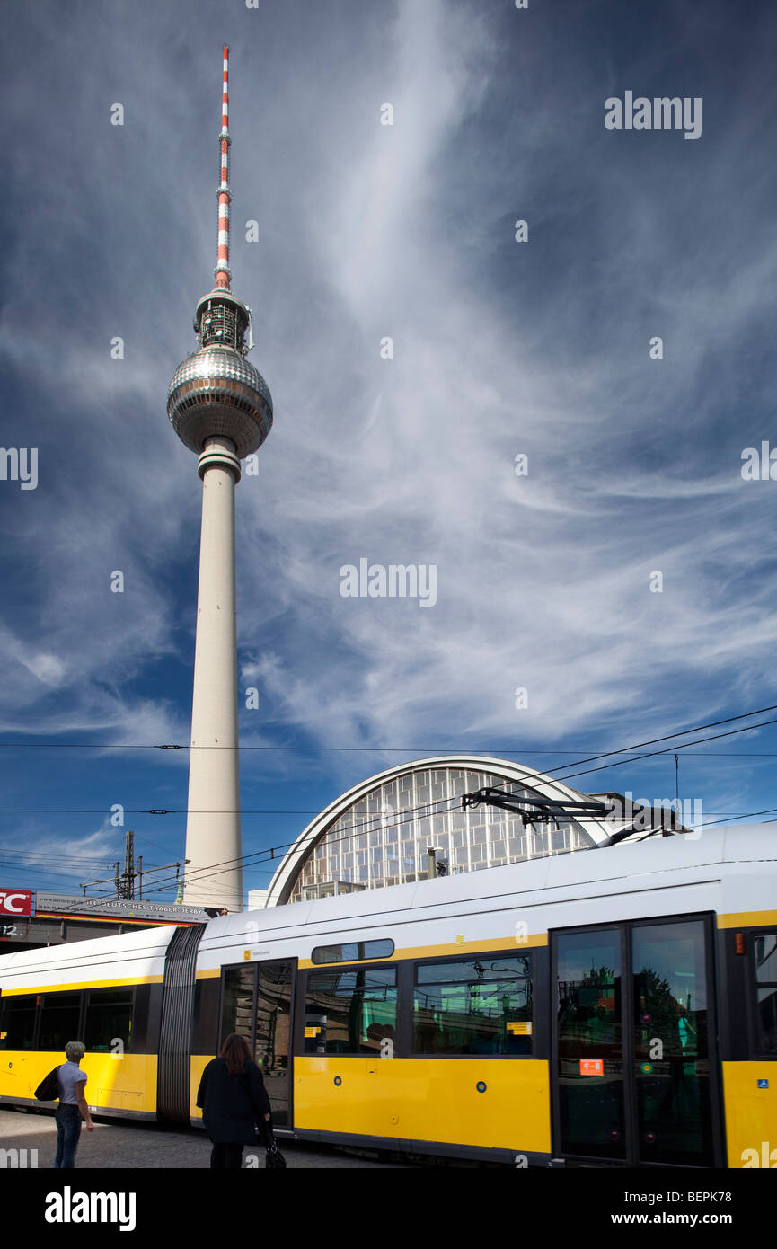 Tramway sur l'Alexanderplatz, Berlin, Allemagne Banque D'Images