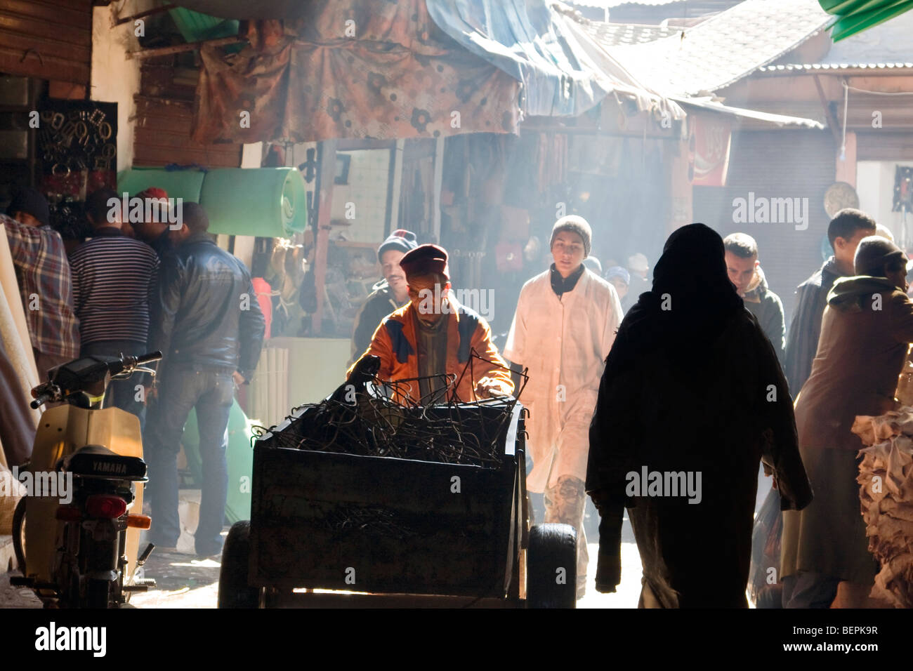 Fumé et étroite ruelle dans le souk de la médina de Marrakech. Le Maroc, l'Afrique du Nord Banque D'Images