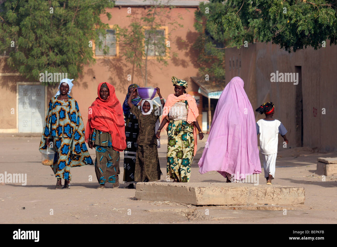 Les femmes musulmanes en marche rue à Zinder, Niger, Afrique de l'Ouest Banque D'Images