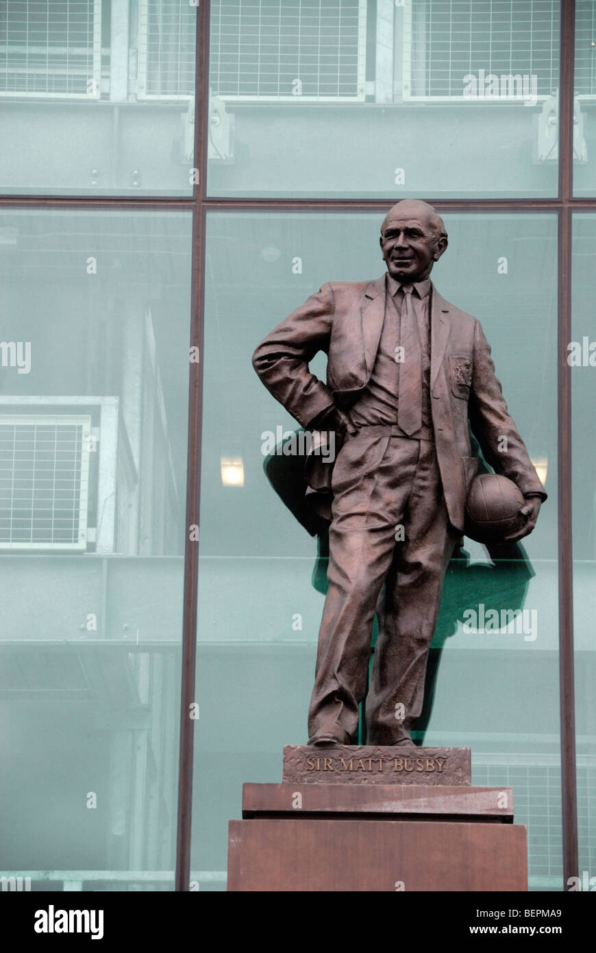 Statue de Sir Matt Busby, à l'extérieur Manchester United le stade de football Old Trafford Banque D'Images