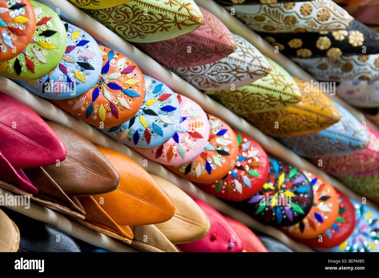 Marocains traditionnels colorés Chaussons en cuir chaussures et babouches exposées dans une boutique dans le souk. Medina Marrakech, Maroc Banque D'Images