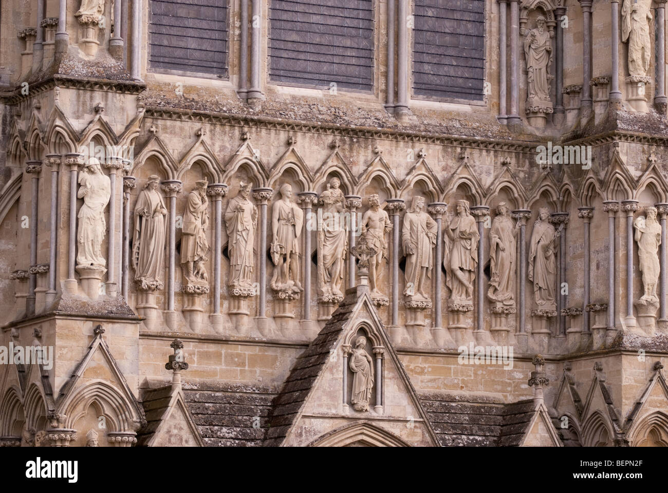 Détail de statues au-dessus de la porte ouest de la cathédrale de Salisbury Banque D'Images