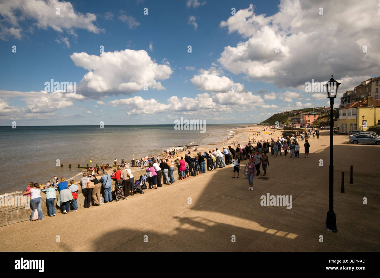 Des foules de gens sur front de Cromer Norfolk Angleterre du Nord Banque D'Images