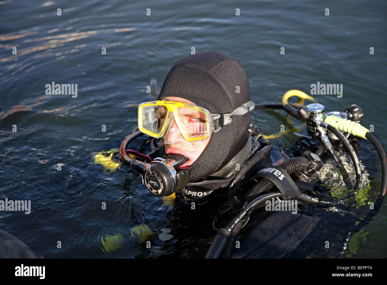 Scuba Diver dans la surface prêt pour une plongée dans la mer un après-midi ensoleillée d'automne Banque D'Images
