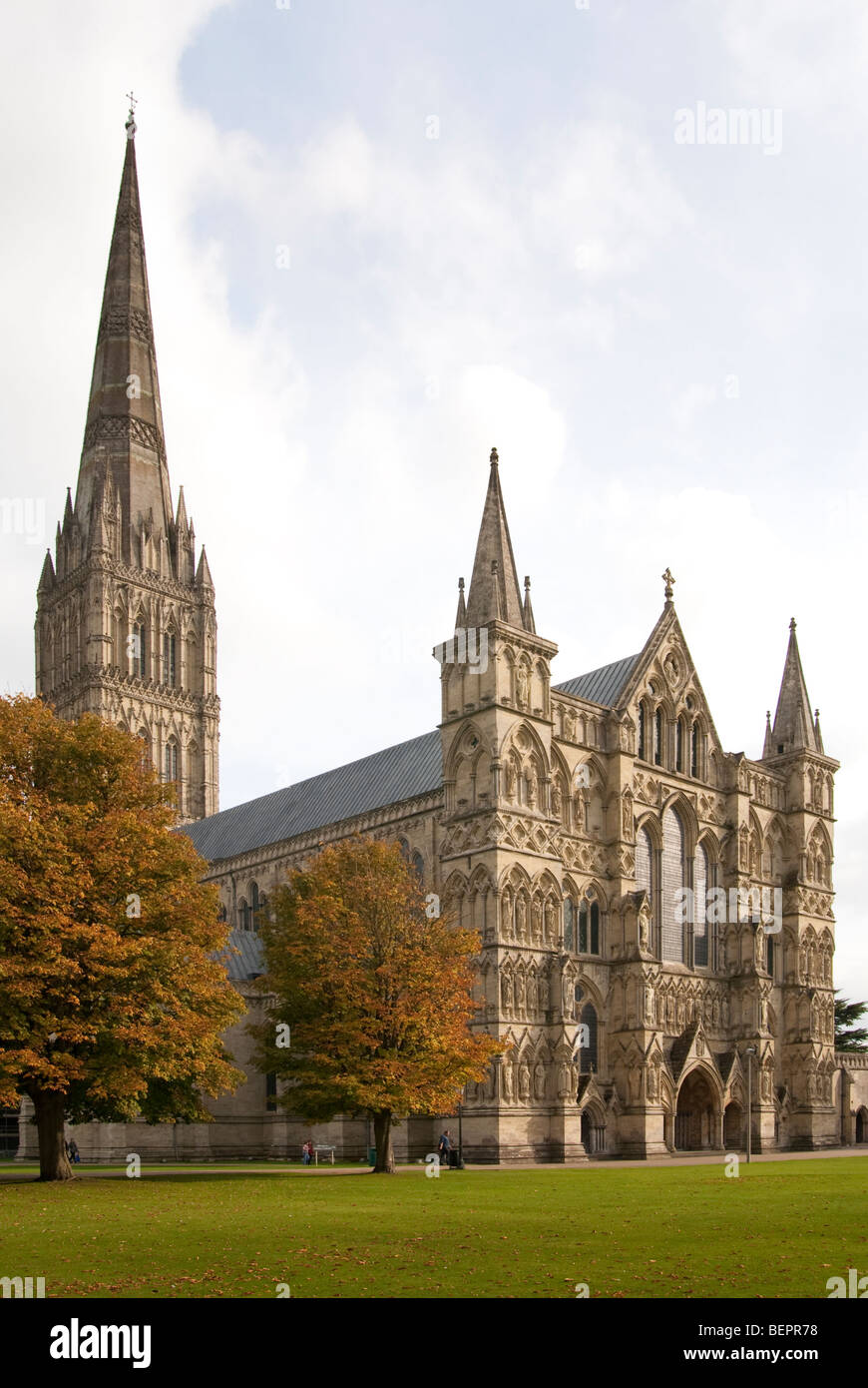 La cathédrale de Salisbury et le fermer à l'automne Banque D'Images